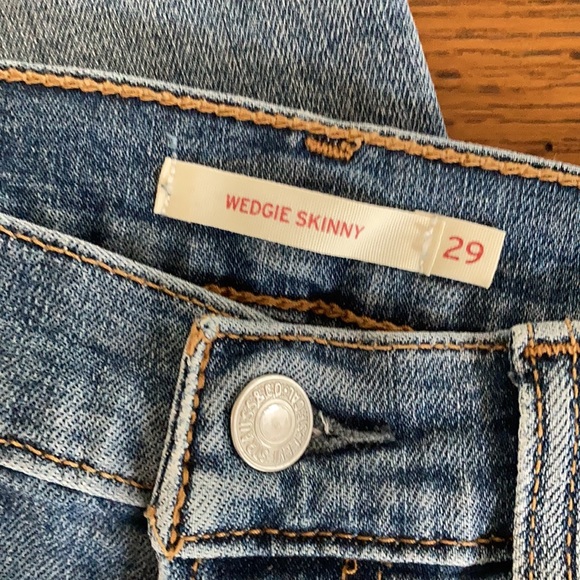 Levi’s Wedgie skinny distressed jean - Picture 2 of 3